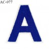 Ornement applique écusson lettre A sur support style feutrine à coudre couleur bleu hauteur 14 cm largeur 13 cm prix à l'unité