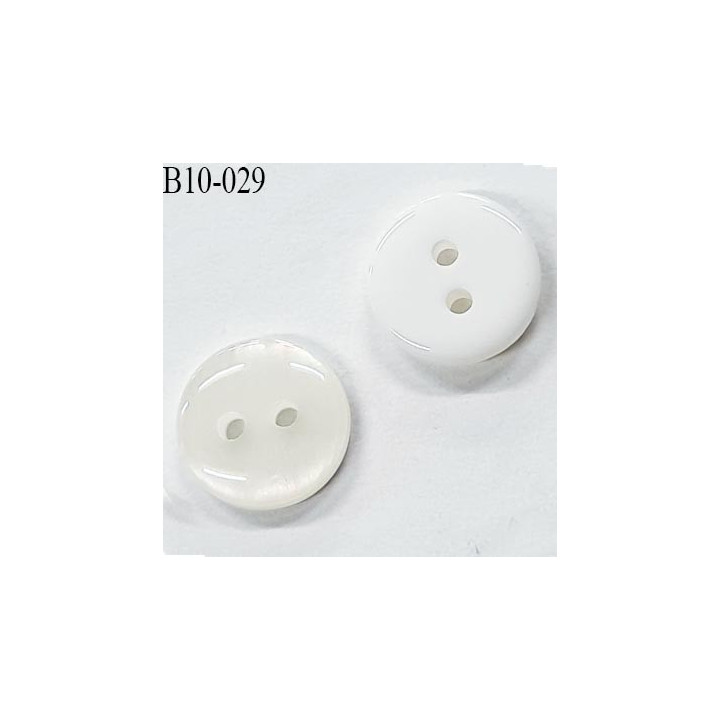 bouton 10 mm bombé couleur blanc et nacré ivoire très brillant 2 trous  diamètre 10 mm