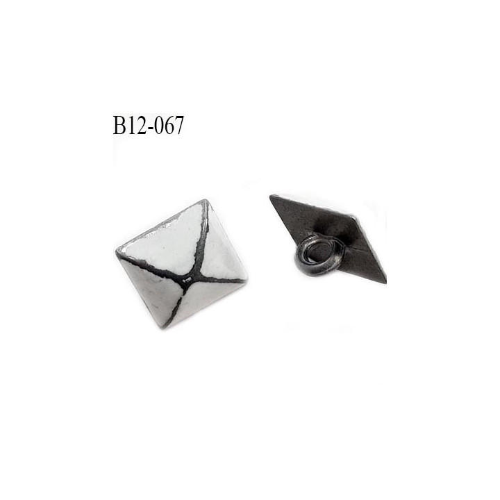 bouton en métal 12 mm carré et bombé en pointe style ancien façon émail et étain coté de 12 mm trop beau prix à la pièce
