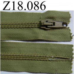 fermeture zip à glissière verte longueur 18 cm couleur vert kaki clair non séparable zip nylon largeur 3.2 cm