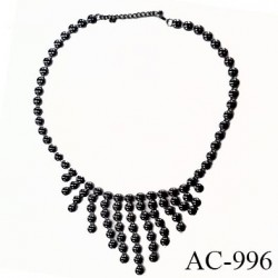 Collier en demi perle en métal couleur acier chromé diamètre du colllier 19 cm hauteur 24 cm