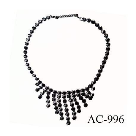 Collier en demi perle en métal couleur acier chromé diamètre du colllier 19 cm hauteur 24 cm