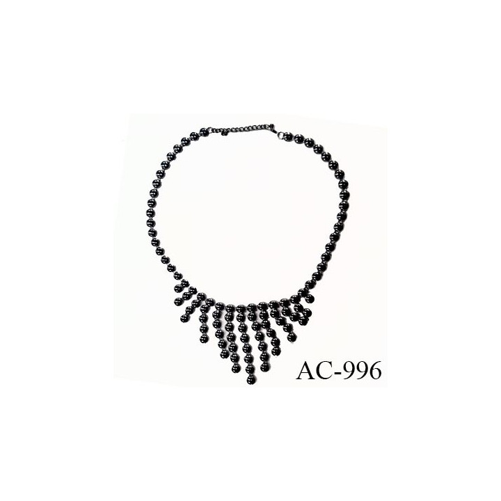 Collier en demi perle en métal couleur acier chromé diamètre du colllier 19 cm hauteur 24 cm