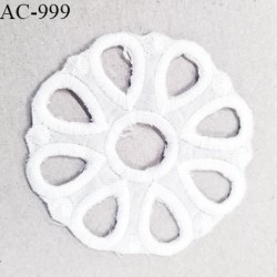 Décor ornement motif en coton brodé couleur blanc diamètre 8 cm épaisseur 1.5 mm prix à l'unité
