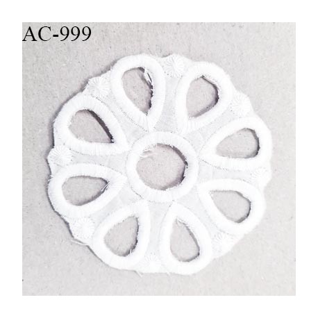 Décor ornement motif en coton brodé couleur blanc diamètre 8 cm épaisseur 1.5 mm prix à l'unité