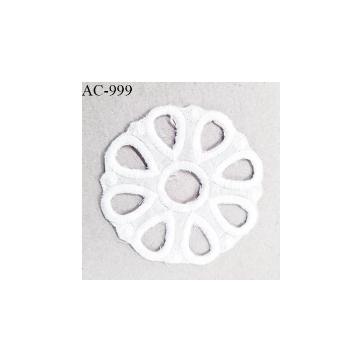 Décor ornement motif en coton brodé couleur blanc diamètre 8 cm épaisseur 1.5 mm prix à l'unité