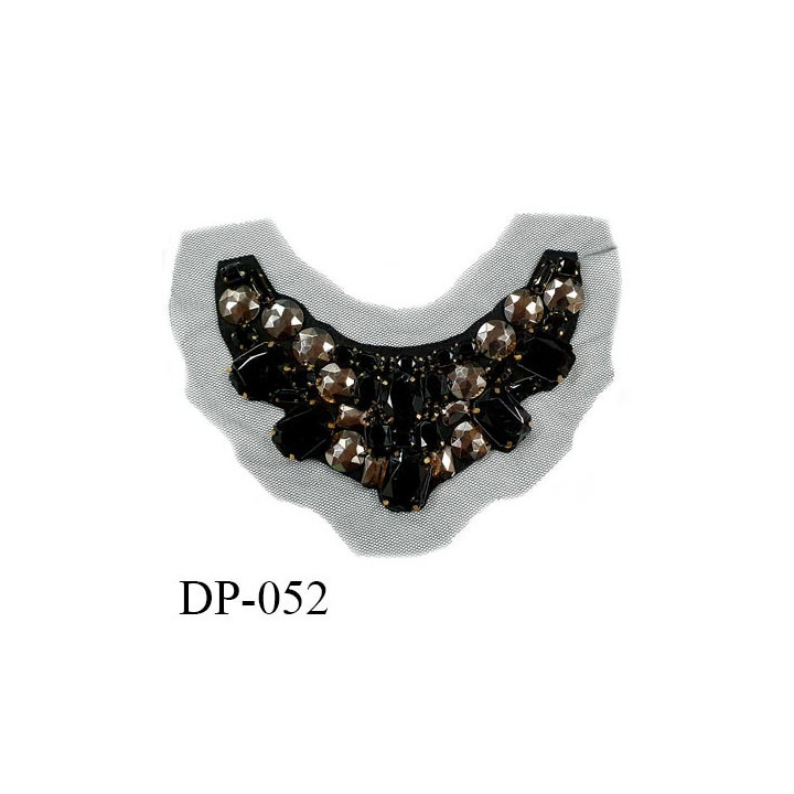 Devant plastron 19 cm perles sur tulle noir largeur 19 cm hauteur 15 cm prix à l'unité