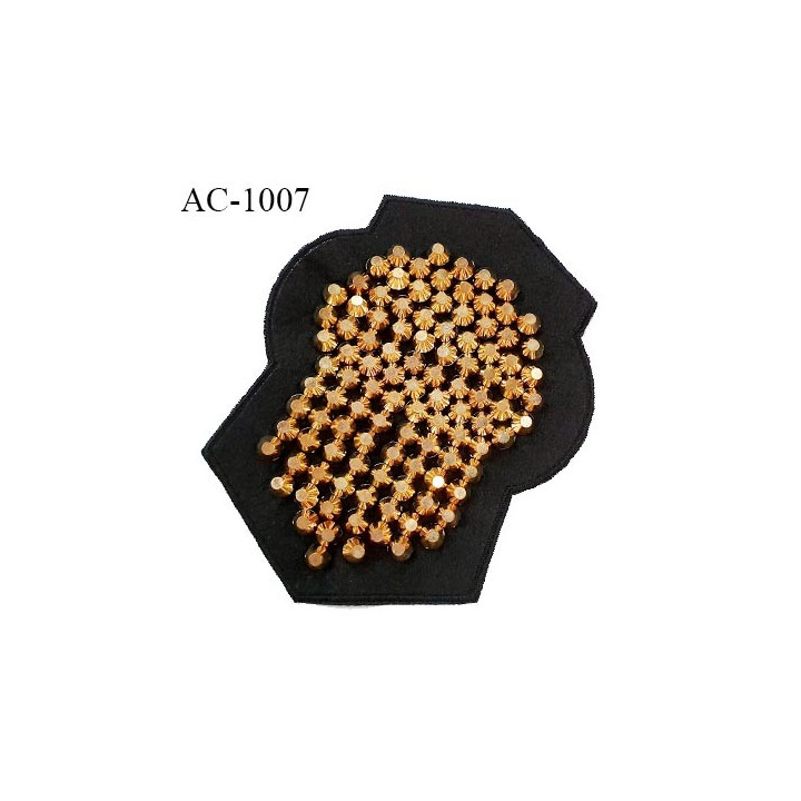 Décor ornement écusson en feutrine noire et pointes Spike argentées largeur 11.5 cm hauteur 13.5 cm à coudre prix à l'unité