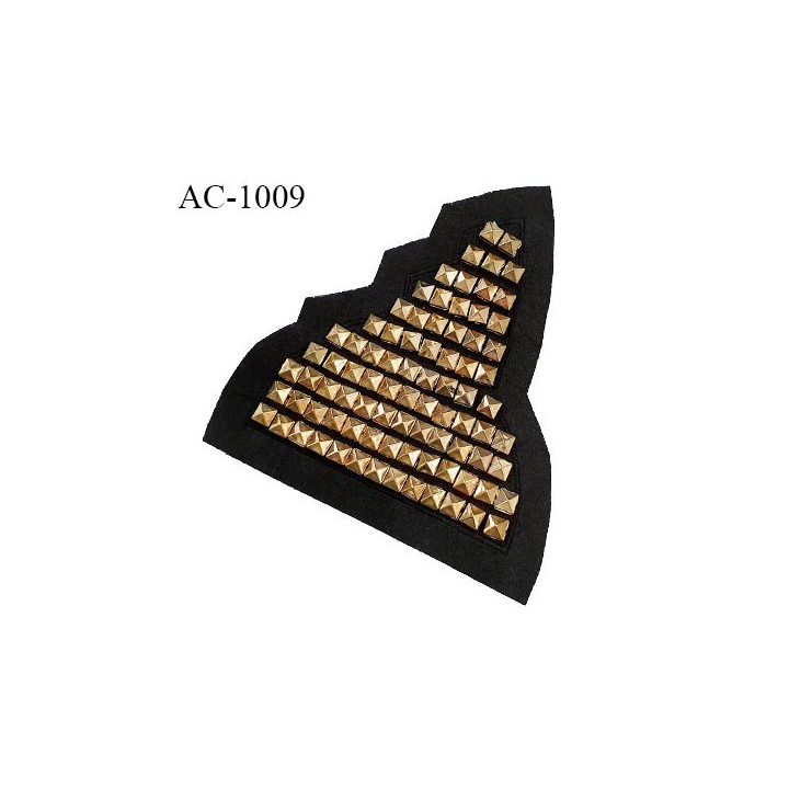 Décor ornement écusson en feutrine noire et pointes Spike dorées largeur 14 cm hauteur 16 cm à coudre prix à l'unité