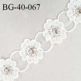 Galon dentelle 40 mm fleurs brodées sur tulle couleur naturel largeur 40 mm prix au mètre