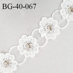 Galon dentelle 40 mm fleurs brodées sur tulle couleur naturel largeur 40 mm prix au mètre