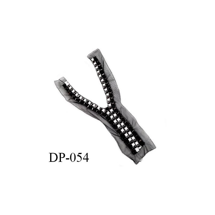 Devant plastron perles sur tulle noir largeur bas 8 cm largeur haut 22 cm hauteur 35 cm prix à l'unité