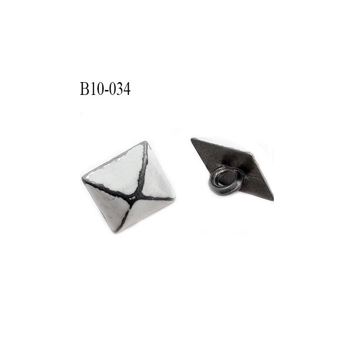 Bouton en métal 10 mm carré et bombé en pointe style ancien façon émail et étain accroche avec un anneau prix à l'unité
