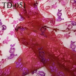 Tissu dentelle brodée couleur rose et violet sur tulle couleur rouge haut de gamme largeur 135 cm prix pour 10 cm de longueur