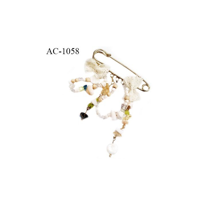 Grande broche en métal montée sur épingle dorée avec pendentifs très jolie largeur 7 cm hauteur 8 cm prix à la pièce
