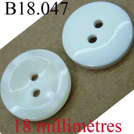 bouton 18 mm couleur blanc sur une face et nacré sur l'autre 2 trous diamètre 18 mm