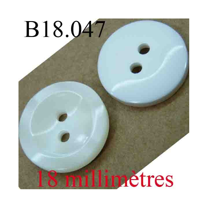bouton 18 mm couleur blanc sur une face et nacré sur l'autre 2 trous diamètre 18 mm