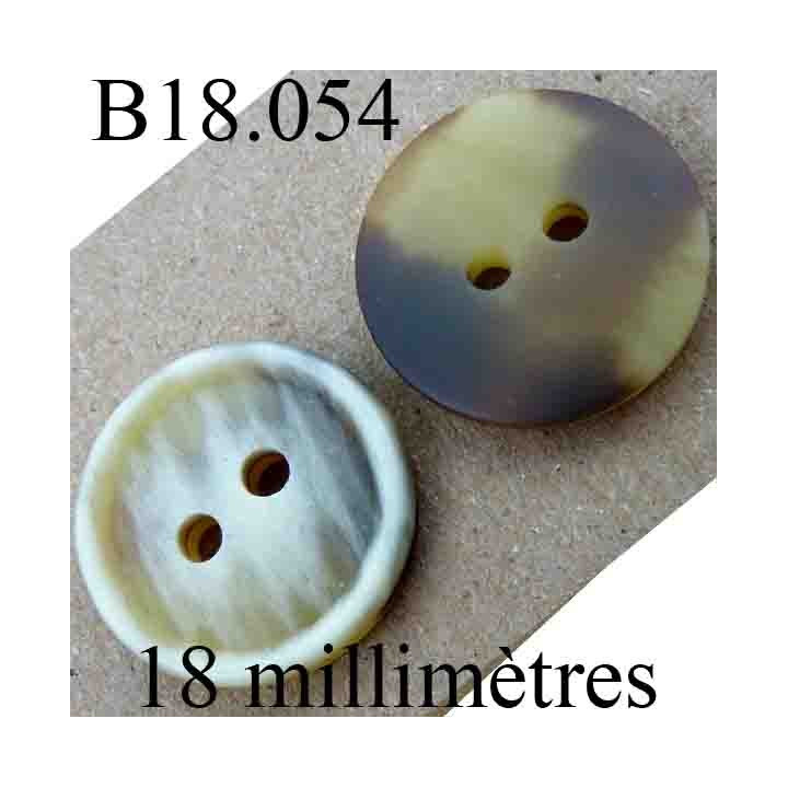 bouton 18 mm couleur marbré et vainé marron et beige  2 trous diamètre 18 mm