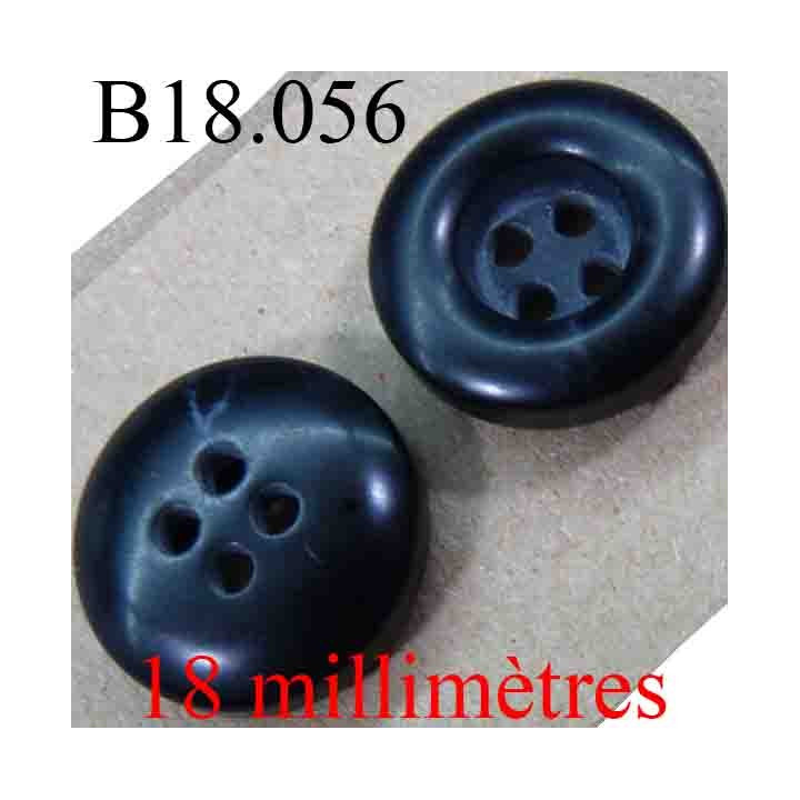 bouton 18 mm couleur noir brillant bonbé sur une face et avec un renfoncement sur l'autre 4 trous diamètre 18 mm