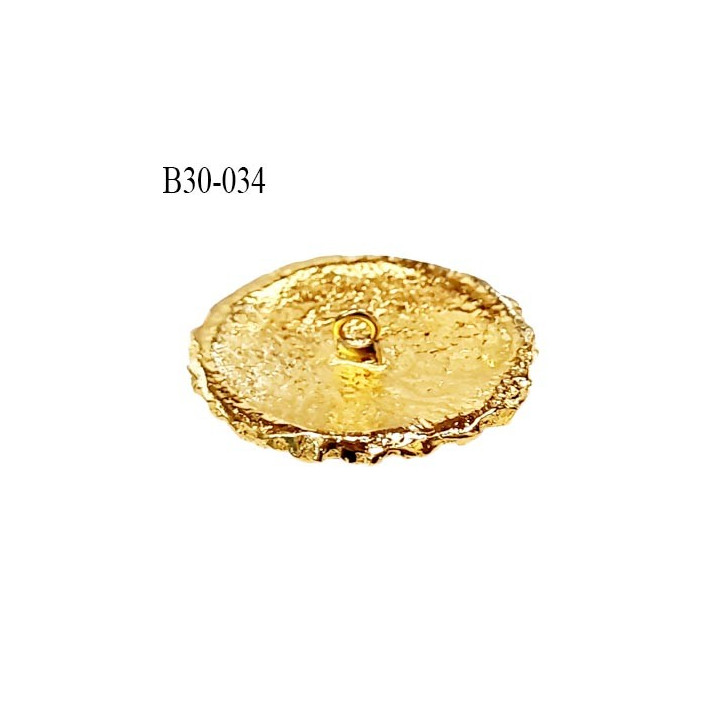 Bouton 34 mm en métal couleur or avec motifs en relief très beau accroche avec un anneau épaisseur 4 mm prix à la pièce