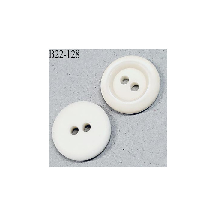 Bouton 22 mm en pvc couleur naturel sur une face et nacré sur l'autre 2 trous diamètre 22 mm épaisseur 5 mm prix à la pièce