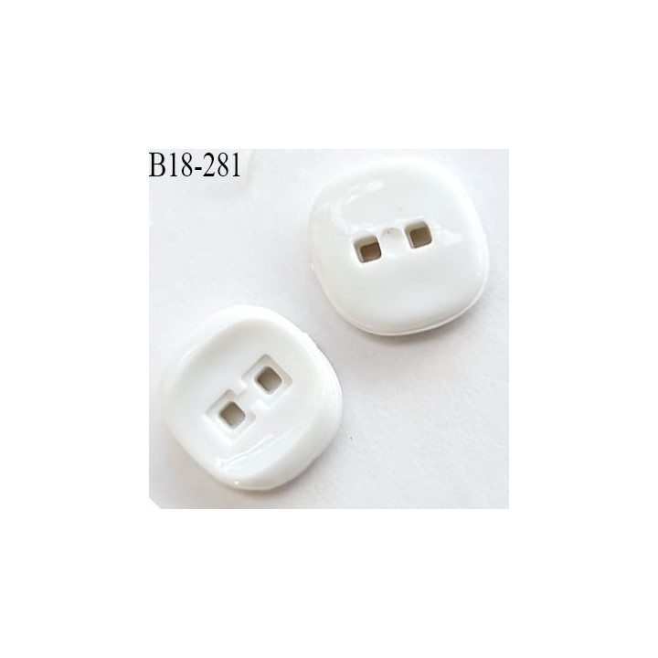 Bouton carré 18 mm en pvc couleur naturel 2 trous blanc épaisseur 3.8 mm prix à la pièce