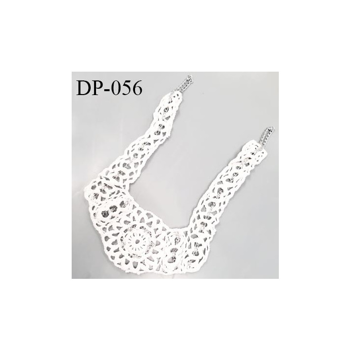 Devant plastron col crochet coton couleur blanc avec chaînette couleur argent largeur 18 cm hauteur 25 cm prix à l'unité