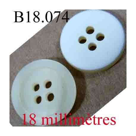 bouton 18 mm couleur blanc et beige 4 trous diamètre 18 mm