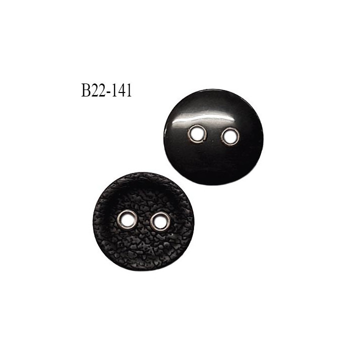 Bouton 22 mm en pvc avec un face imitation cuir couleur noir 2 trous avec oeillets couleur chrome prix à la pièce
