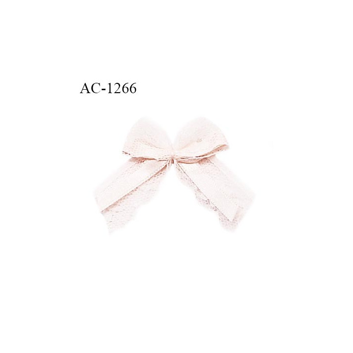 Noeud lingerie haut de gamme en satin couleur blush sur dentelle largeur 40 mm hauteur 45 mm prix à l'unité