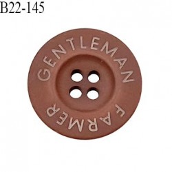 Bouton 22 mm en pvc couleur marron clair inscription Gentleman Farmer 4 trous diamètre 22 mm épaisseur 4 mm prix à la pièce
