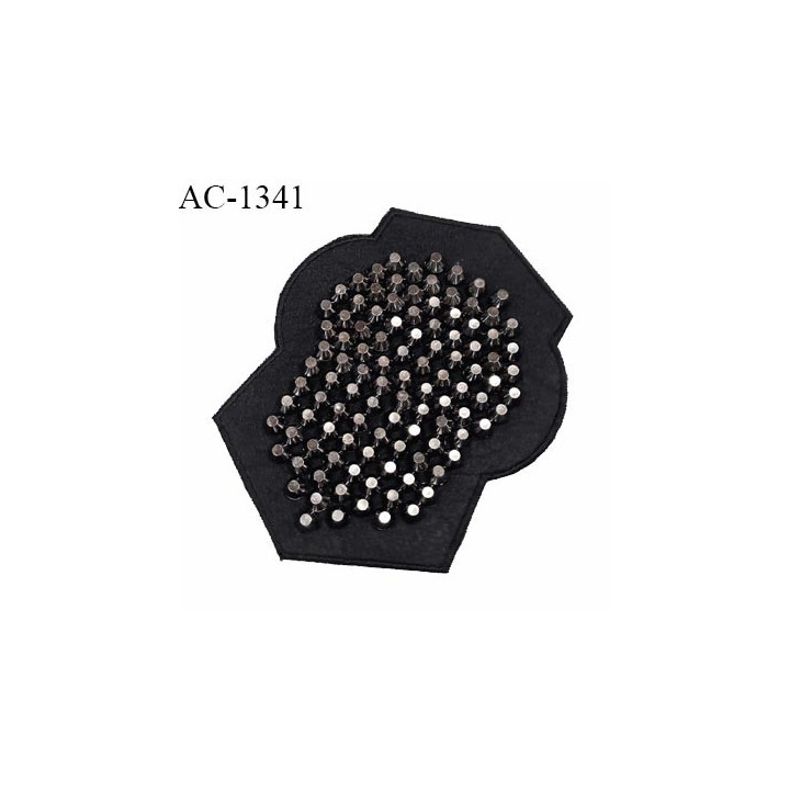 Décor ornement écusson en feutrine noire et pointes Spike couleur chrome largeur 11.5 cm hauteur 13.5 cm à coudre prix à l'unité
