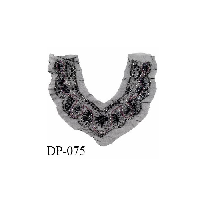 Devant plastron superbe perles brodées sur tulle noir hauteur 28 cm largeur 30 cm prix à la pièce
