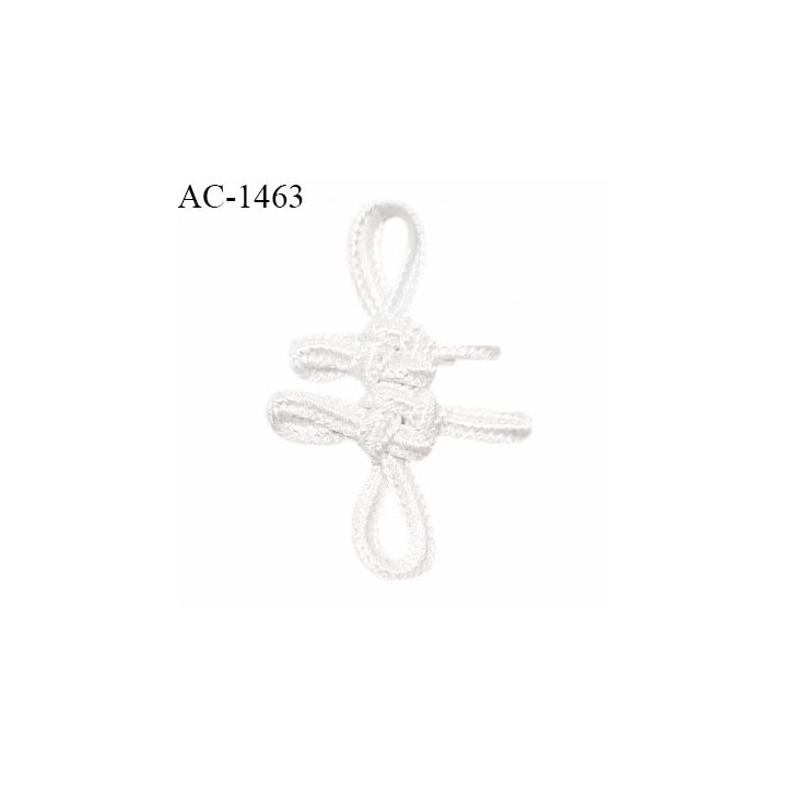 Décor lingerie ornement motif passementerie avec 6 petites boucles couleur blanc longueur 35 mm largeur 25 mm  prix à la pièce