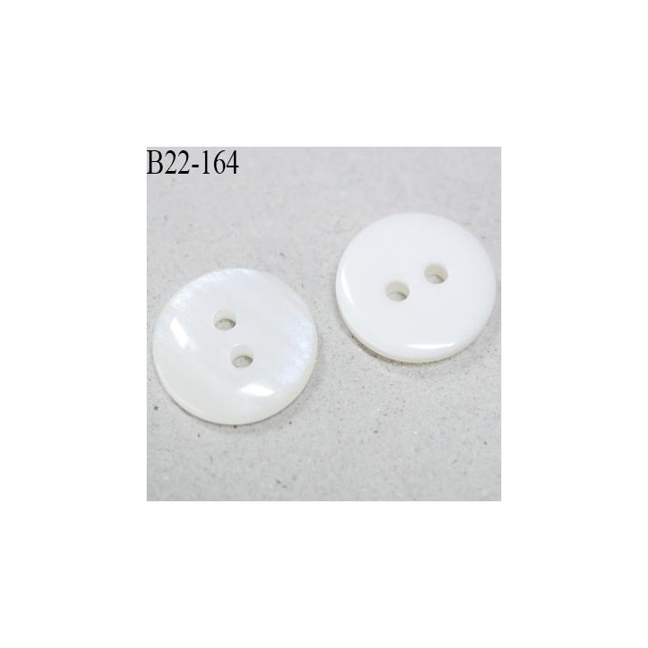Bouton 22 mm couleur naturel brillant et nacre marbré brillant avec reflets style aurore 2 trous prix à l'unité