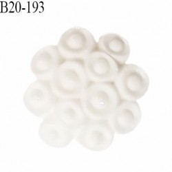 Bouton 20 mm en pvc motif fleur couleur naturel accroche avec un anneau diamètre 20 mm épaisseur 5.5 mm prix à la pièce