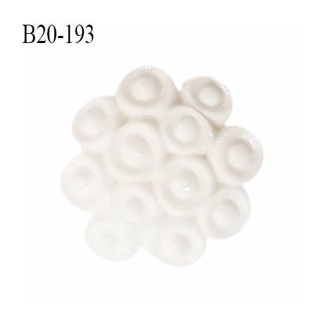 Bouton 20 mm en pvc motif fleur couleur naturel accroche avec un anneau diamètre 20 mm épaisseur 5.5 mm prix à la pièce