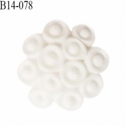 Bouton 14 mm en pvc motif fleur couleur naturel accroche avec un anneau diamètre 14 mm épaisseur 5.5 mm prix à la pièce