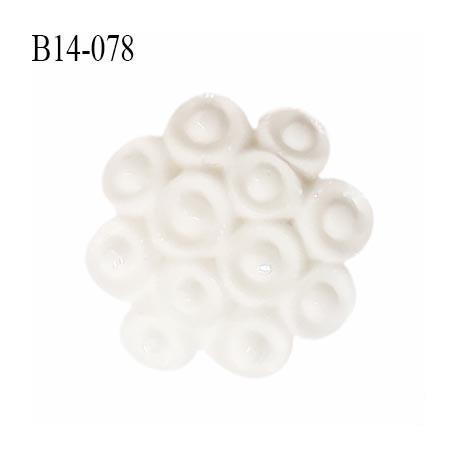 Bouton 14 mm en pvc motif fleur couleur naturel accroche avec un anneau diamètre 14 mm épaisseur 5.5 mm prix à la pièce