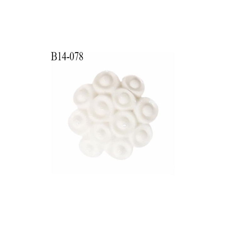 Bouton 14 mm en pvc motif fleur couleur naturel accroche avec un anneau diamètre 14 mm épaisseur 5.5 mm prix à la pièce