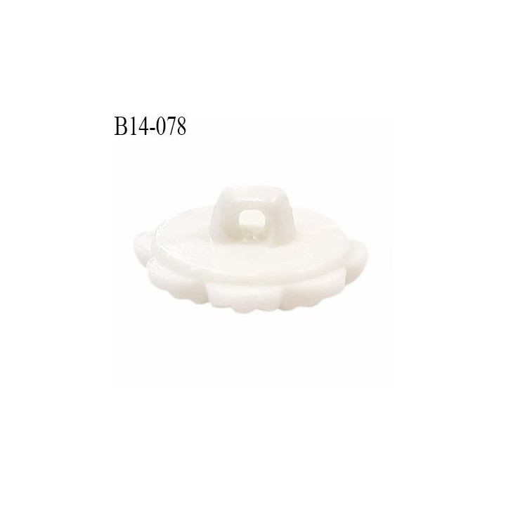 Bouton 14 mm en pvc motif fleur couleur naturel accroche avec un anneau diamètre 14 mm épaisseur 5.5 mm prix à la pièce