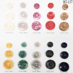 Plaque de 30 boutons dans un assortiment de couleurs nacrées avec 3 tailles de diamètre par coloris prix pour la plaque entière