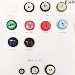 Plaque de 13 boutons dont 10 boutons dans un assortiment de couleurs et 3 boutons noir et nacre prix pour la plaque entière