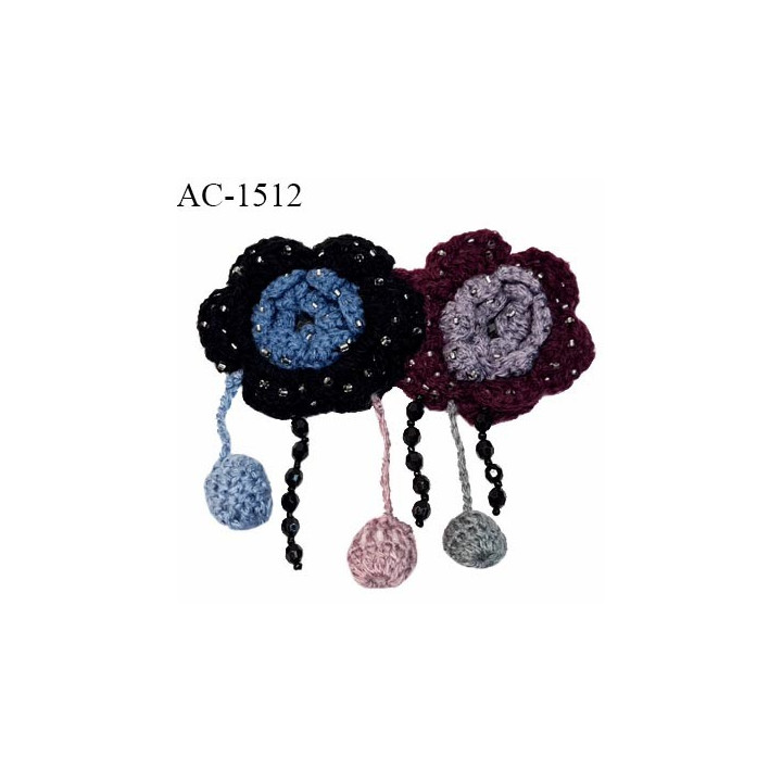 Broche en laine sur épingle couleur bleu violet et gris avec perles noires hauteur totale 10 cm largeur 9 cm prix à l'unité