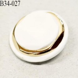 Bouton 34 mm en pvc couleur naturel sur socle couleur or accroche avec un anneau prix à l'unité