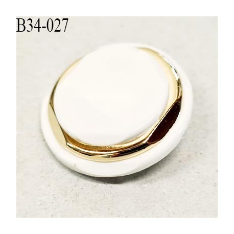 Bouton 34 mm en pvc couleur naturel sur socle couleur or accroche avec un anneau prix à l'unité