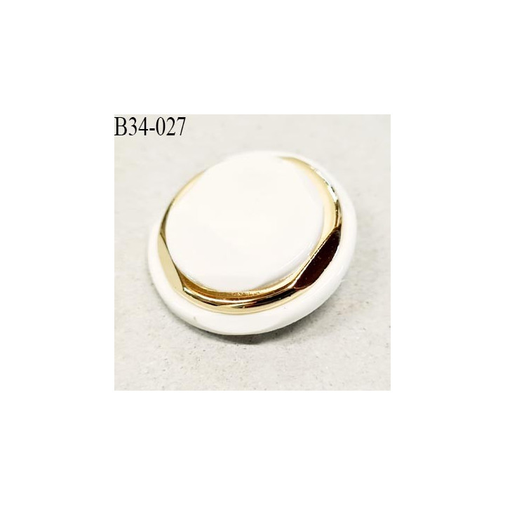 Bouton 34 mm en pvc couleur naturel sur socle couleur or accroche avec un anneau prix à l'unité