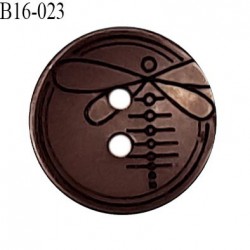 Bouton 16 mm en pvc couleur marron motif libellule Brocéliande 2 trous diamètre 16 mm épaisseur 2.5 mm prix à la pièce