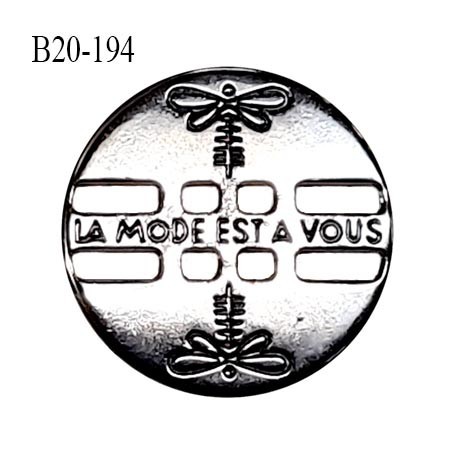 Bouton 20 mm métal couleur chrome 6 trous avec motif libellule Brocéliande et inscription La mode est à vous prix à l'unité