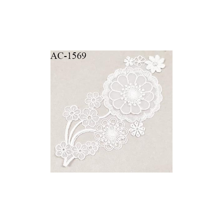 Décor motif fleur à coudre couleur naturel longueur 15 cm largeur max 8 cm très joli prix à la pièce